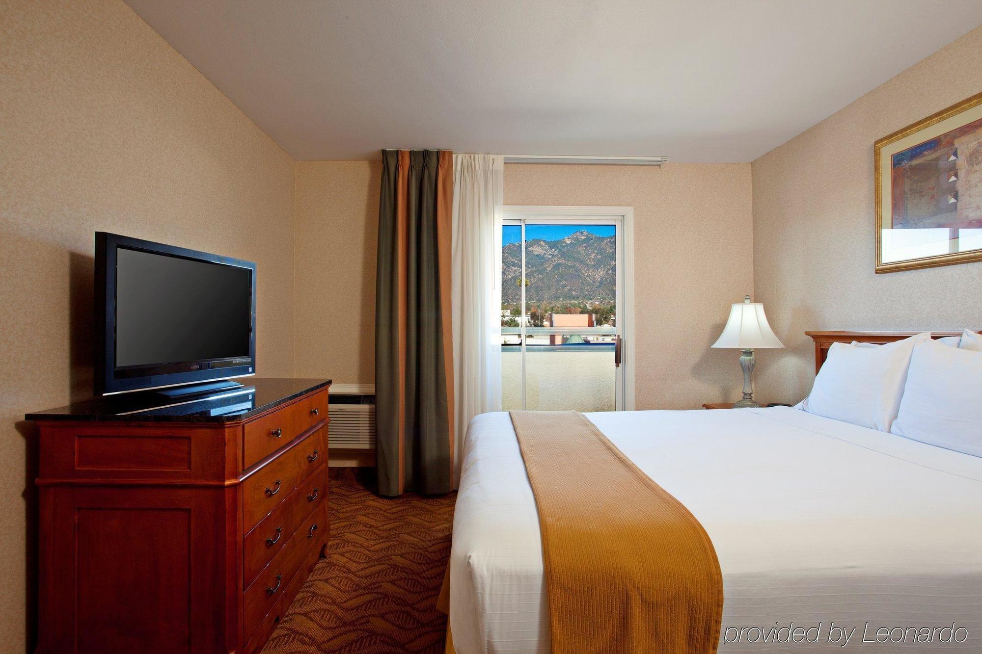 Holiday Inn Express & Suites Pasadena - Los Angeles By Ihg Rom bilde